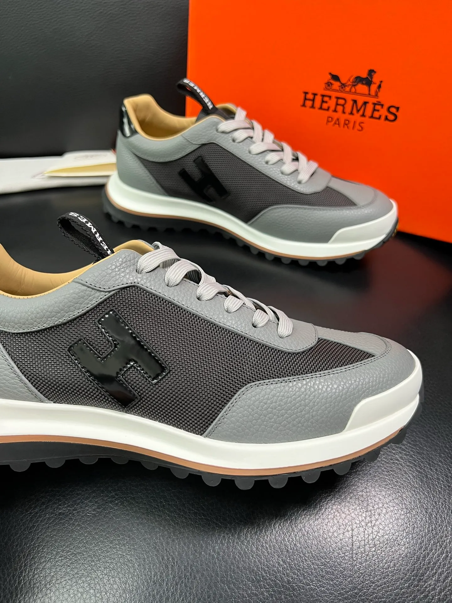Men's shoes 💰800 Hermes top purchasing Hermes counters are on sale at the same time with original factory configuration, original cowhide imported from Italy and mesh fabric, high-quality splicing technology, fully imported water-dyed cowhide lining, soles: original soles specially provided by the original factory are super comfortable, the original factory follows the order and high quality, you can enter and exit the counter at will, you are welcome to compare and synchronize with the counter, code number 39-44 (customized 38 45) 85863